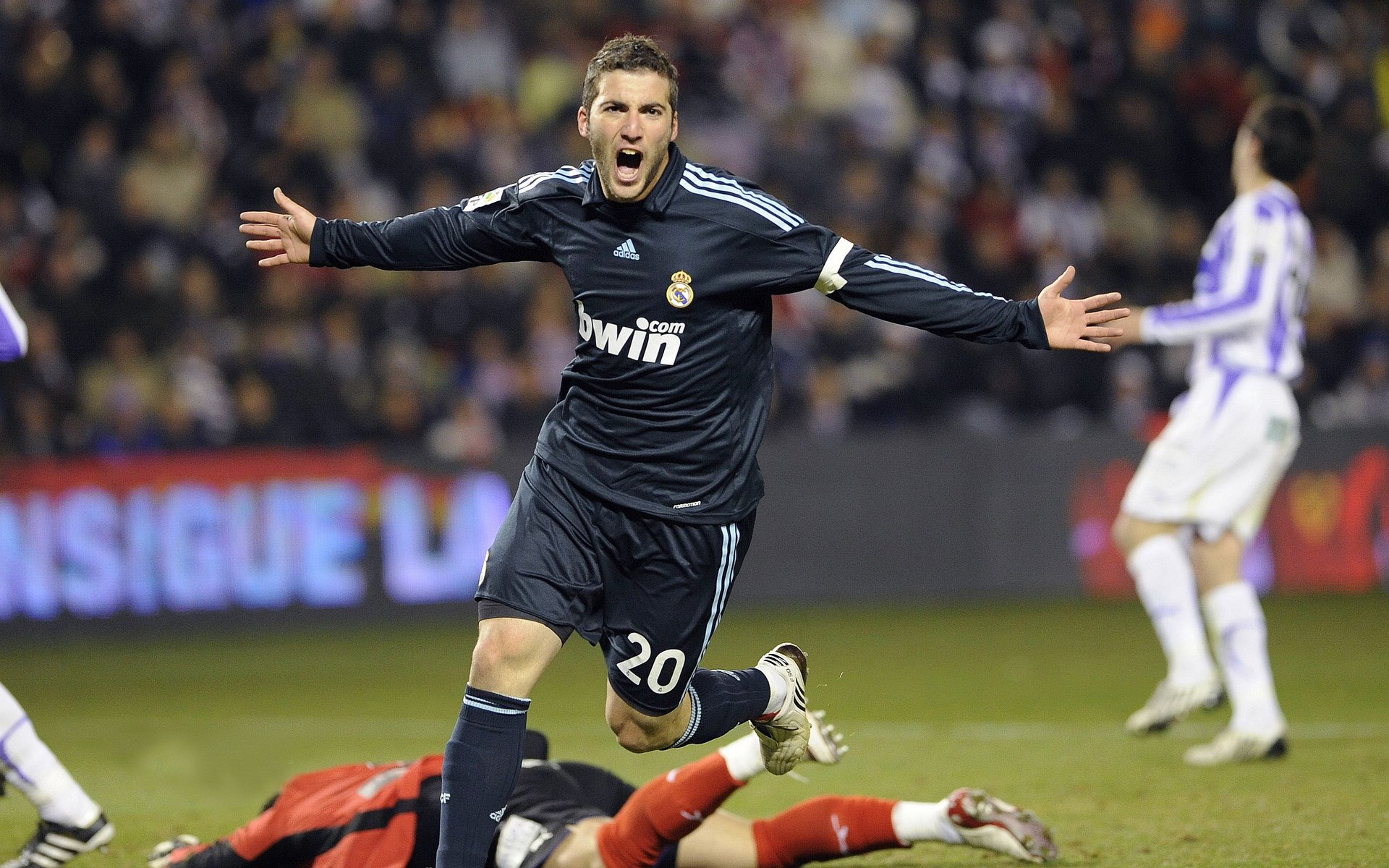 冠军赛季回顾：数据与瞬间把握胜利脉络，2020赛季冠军